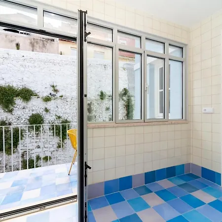 Appartement Pretty Penthouse On A Quiet St Close To Everything Lissabon