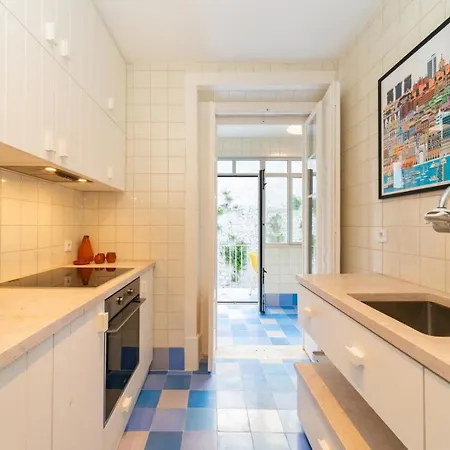 Appartement Pretty Penthouse On A Quiet St Close To Everything Lissabon